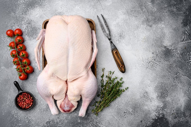 Foto gressingham-ente kochfertig mit kräutern, auf grauem steintischhintergrund, draufsicht flach, mit kopierraum für text