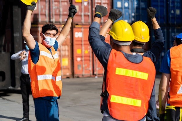 Greve de trabalhadores no pátio de contêineres.