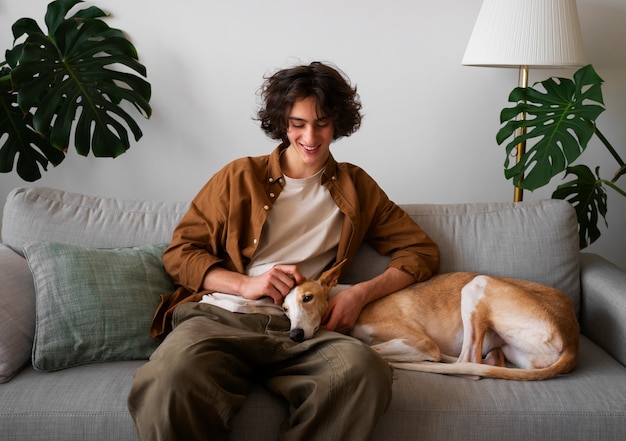 Foto greyhound-hund mit männlichem besitzer zu hause auf der couch