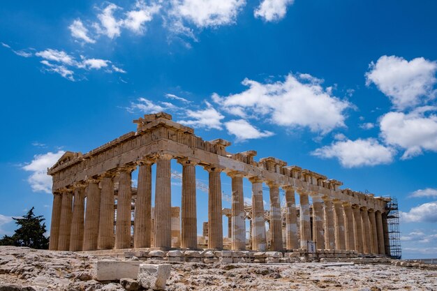 Foto griechenland athen parthenon tempel auf dem acropolis hügel blauer himmel hintergrund