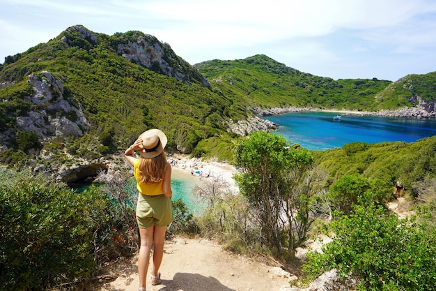 Griechenland entdecken Wandererfrau, die einen atemberaubenden Blick auf Porto Timoni auf der Insel Korfu in Griechenland genießt