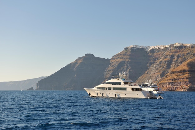 griechenland insel santorini küste mit luxusyacht