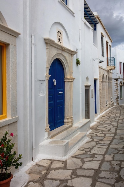 Griechenland Insel Tinos Kykladenarchitektur in Weiß und Blau im Dorf Pyrgos