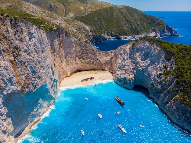 Foto griechenland. insel zakynthos. blick von oben auf den strand von navagio (schiffswrackstrand)