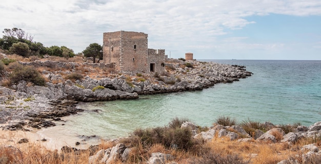 Griechenland Mani Lakonien Peloponnes Felsstrand Gebäuderuinen Natur Meer bewölkter Himmel Hintergrund