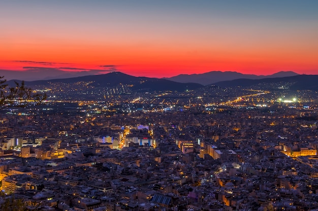 Griechenland. Panoramablick von einem hohen Punkt auf Athen ohne die Akropolis. Roter Sonnenuntergang