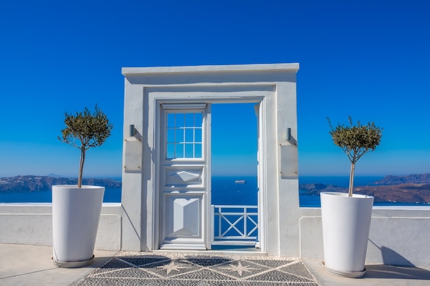 Griechenland. Sonniger Sonnentag auf der Caldera der Insel Thira (Santorini). Cafe Eingang mit Meerblick