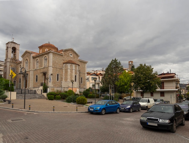 Griechisch-orthodoxe Kirche Mitropoli Libadias auf der Straße von Livadia Resort Village in Griechenland