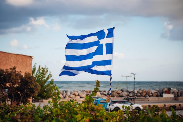 Griechische Flagge an der Wand in der Nähe des Meeres auf der Insel Kreta