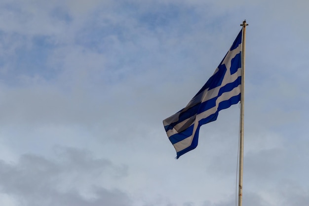 Griechische Flagge auf einem Fahnenmast, die im Wind weht
