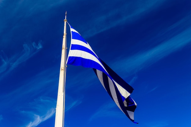 Griechische Flagge auf einem Fahnenmast, die im Wind weht