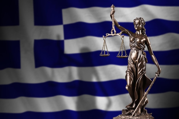 Griechische Flagge mit Statue der Justitia und Gerichtswaage im dunklen Raum Konzept des Urteils und der Bestrafung