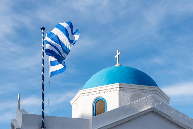 Griechische Flagge und orthodoxe Kirche in Mykonos, Griechenland