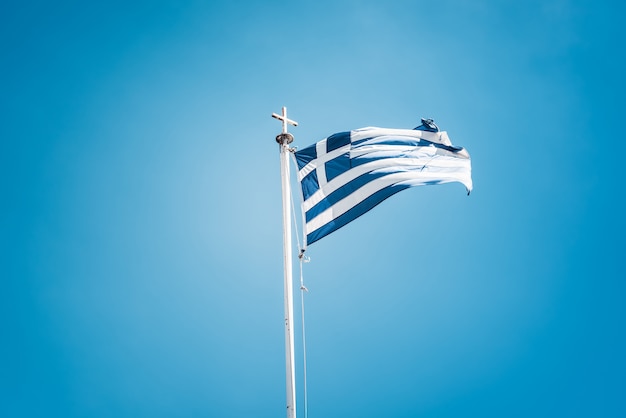 Griechische Flagge winkt gegen blauen Himmel