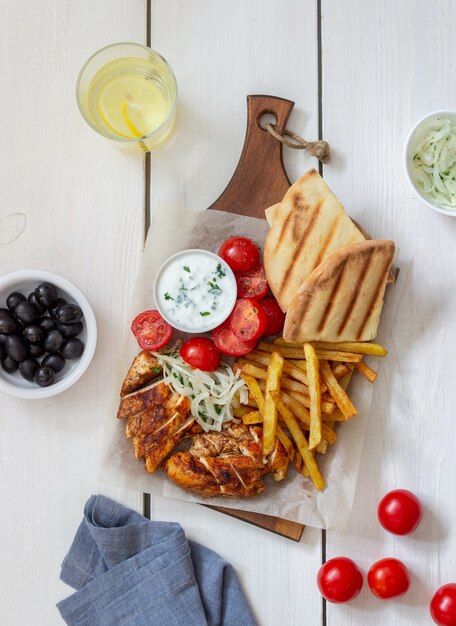 Griechische Gericht Gyros mit Huhn, Pommes Frites, Tomaten, Zwiebeln und Pita. Griechische Küche.