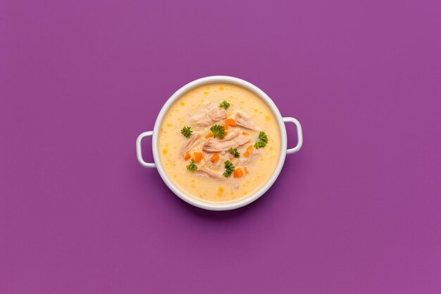 Foto griechische hühnersuppe oben minimalistisch auf lila hintergrund