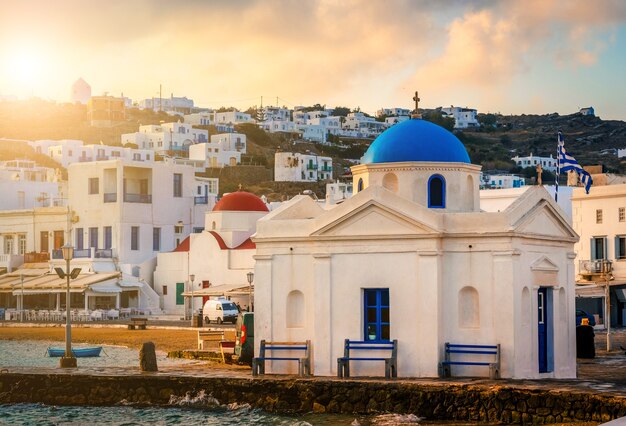 Griechische Kirche mit blie Kuppel von Mykonos bei Sonnenuntergang