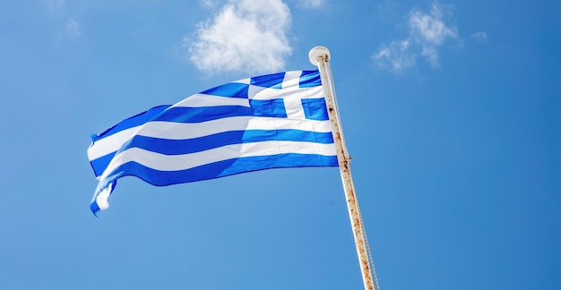 Griechische nationale offizielle schwenkende Flagge in blau-weißem rostigem Fahnenmast Kykladen-Insel unter Sicht