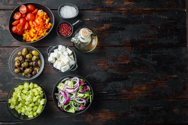 Griechische Salatzutat kochen, auf altem dunklem Holztischhintergrund, Draufsicht flach mit Kopienraum für Text?