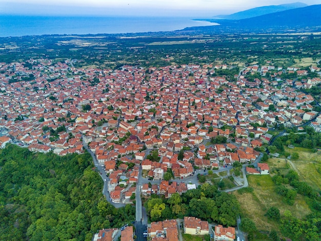 Griechische Stadt Litochoro mit kleinen Häusern und grüner Vegetation vor dem Hintergrund der Ägäis