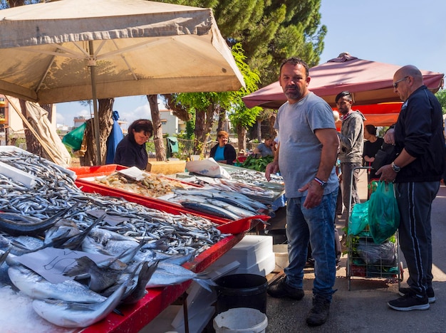 Griechischer Dorfmarkt auf der Insel Euböa mit Fisch und einer Vielzahl von Meeresfrüchten in Griechenland