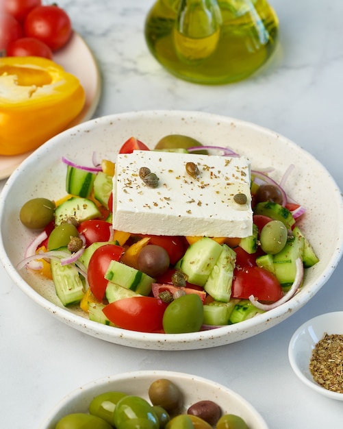 Griechischer Dorfsalat Horiatiki mit Feta-Käse-Seitenansicht Nahaufnahme