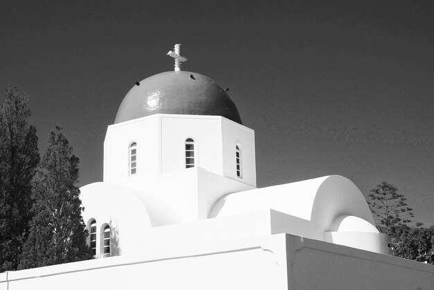 Griechischer Glockenturm auf sonnigem Sommer im Hintergrund des blauen Himmels im Freien