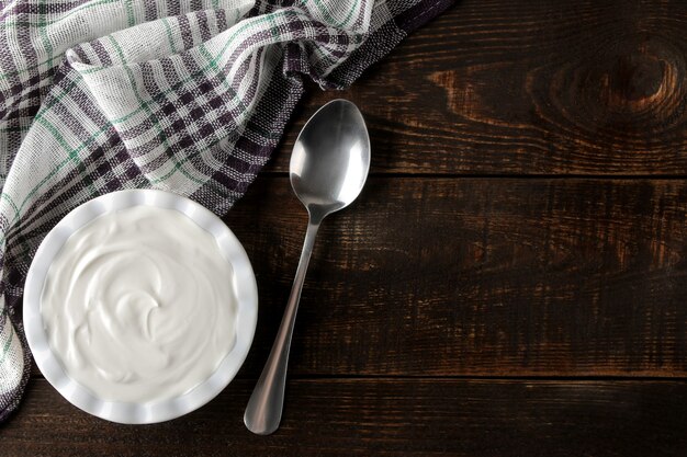 Griechischer Joghurt in einer Keramikschale auf dem Tisch