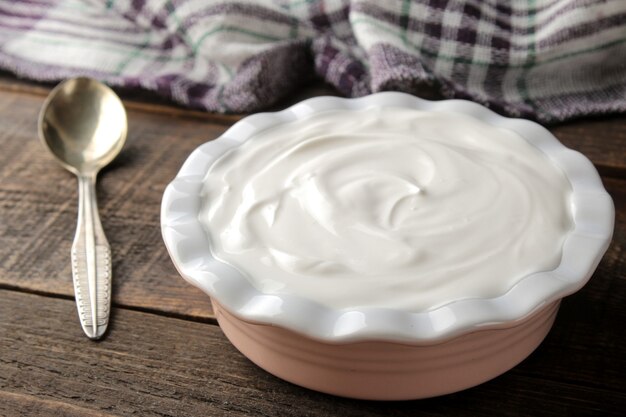 Griechischer Joghurt in einer Keramikschale auf dem Tisch