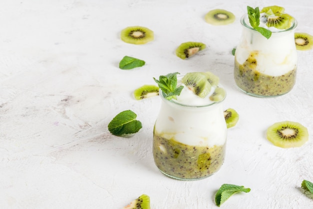 Griechischer Joghurt mit Kiwi