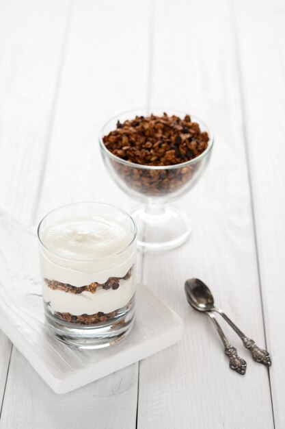 Griechischer Joghurt mit Müsli im Glas Parfait