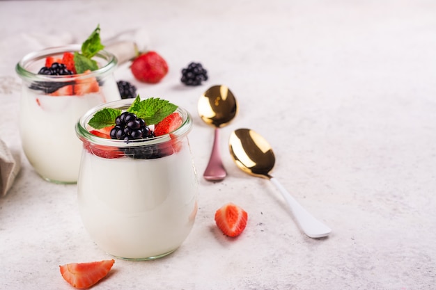 Foto griechischer joghurt mit sommerbeeren