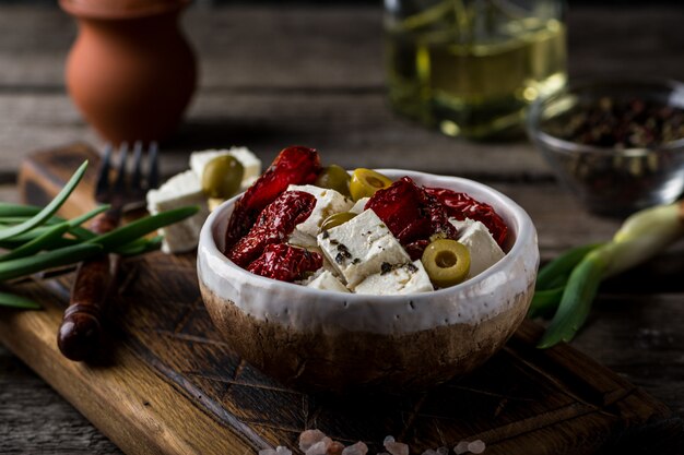 Griechischer Käsefeta mit Kräutern und Oliven, getrocknete Tomaten.