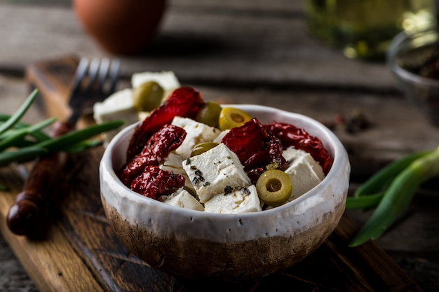 Griechischer Käsefeta mit Kräutern und Oliven, getrocknete Tomaten.