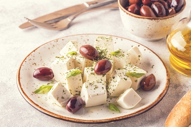 Griechischer Käsefeta mit Oregano und Oliven