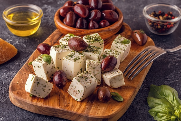 Griechischer Käsefeta mit Oregano und Oliven