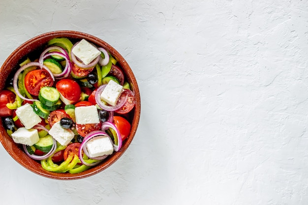 Griechischer Salat auf Beton