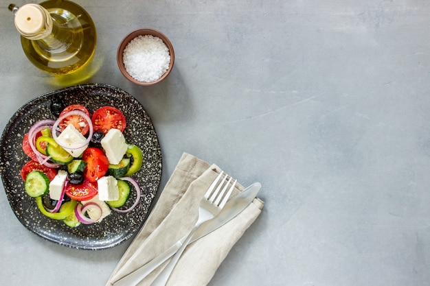 Griechischer Salat auf Beton