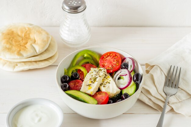 Griechischer Salat auf einem weißen Holz