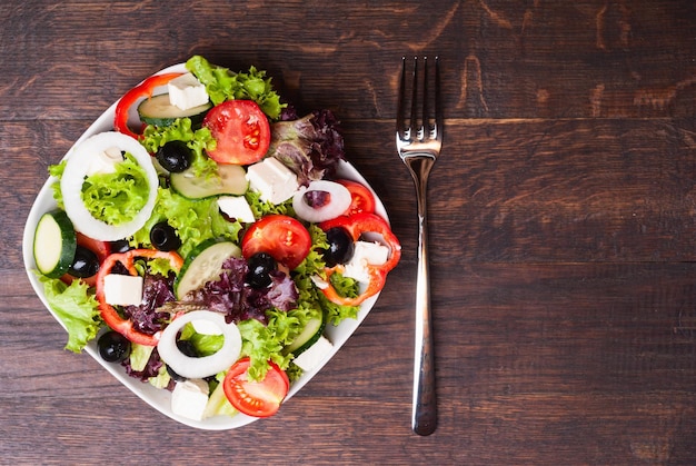 Griechischer Salat auf Holzhintergrund