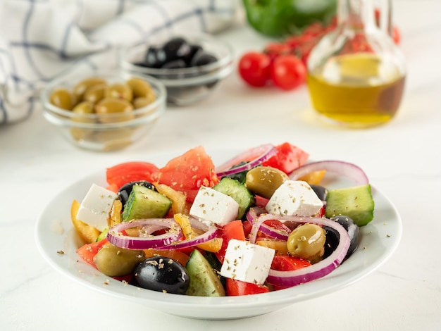 Griechischer Salat auf weißem Tisch