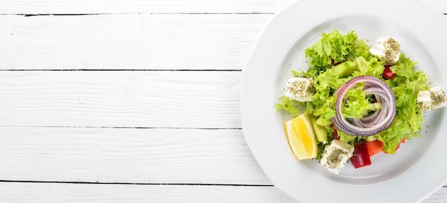 Griechischer Salat aus frischem Gemüse auf einem hölzernen Hintergrund Ansicht von oben Kopieren Sie Platz