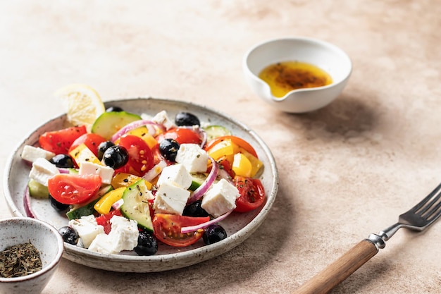 Griechischer Salat aus frischem Gemüse mit Feta-Käsetomaten und italienischen Kräutern mit rustikaler Gabel