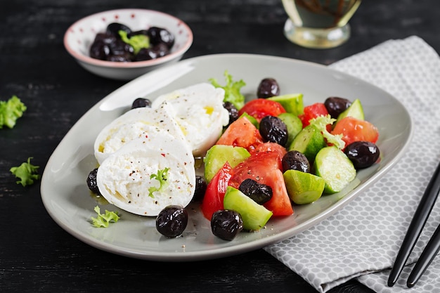 Griechischer Salat aus frischem Gurken-Tomaten-Burrata-Käse und schwarzen Oliven mit Olivenöl Gesunde Ernährung