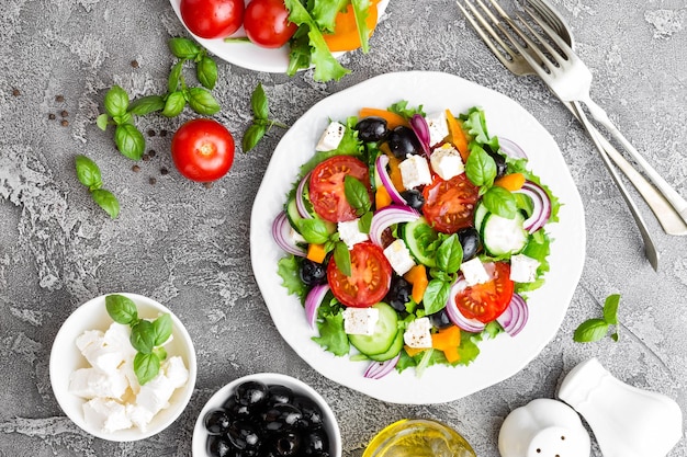 Griechischer Salat Frischer Gemüsesalat mit Tomaten, Zwiebeln, Gurken, Paprika, Oliven, Salat und Feta-Käse. Griechischer Salat auf dem Teller