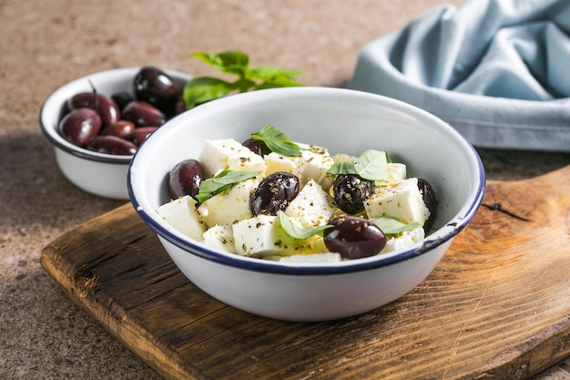 Griechischer Salat Gemüsesalat mit Feta-Käse-Oliven und Olivenöl Draufsicht auf Steintisch