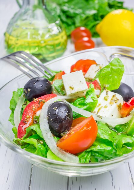 Foto griechischer salat in einer glasschüssel