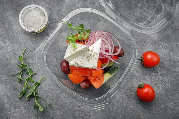 Griechischer Salat in Plastikbehälter zum Mitnehmen