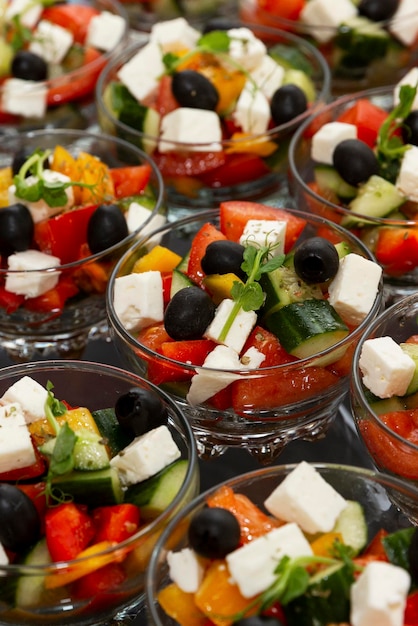 Griechischer Salat in Servierschalen Business Meetings Buffet in Hotels und Restaurants Closeup Vertikal