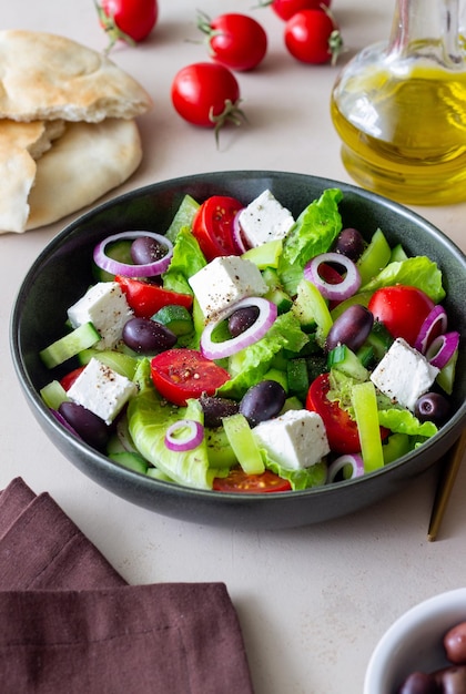 Griechischer Salat mit Feta-Käse, Tomaten, Gurken, Paprika und Kalamata-Oliven Gesunde Ernährung Vegetarisches Essen